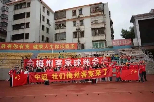 被触手捕获后调教成奶牛小说